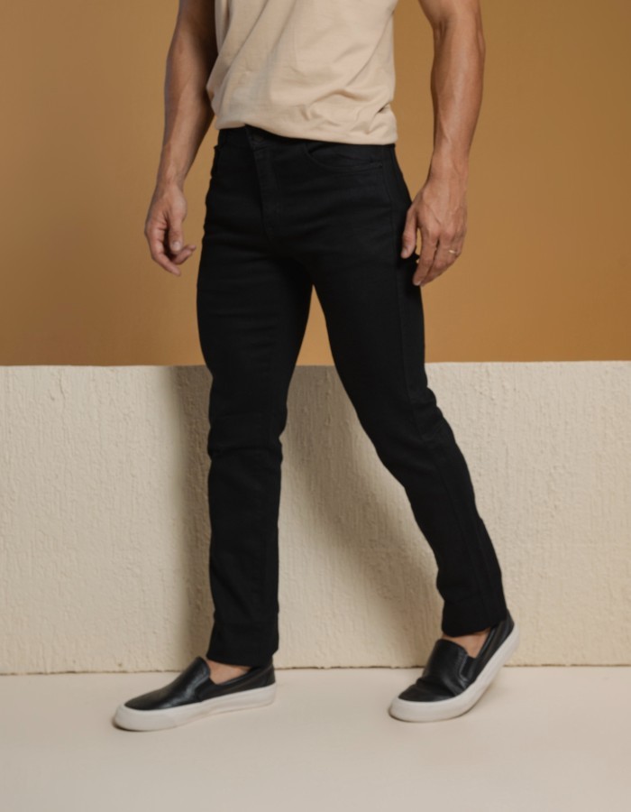 CALÇA CLÁSSICA JEANS PRETA AMACIADA L. PRETA