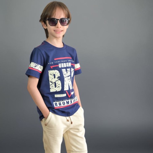 Camisa azul + bermuda bege