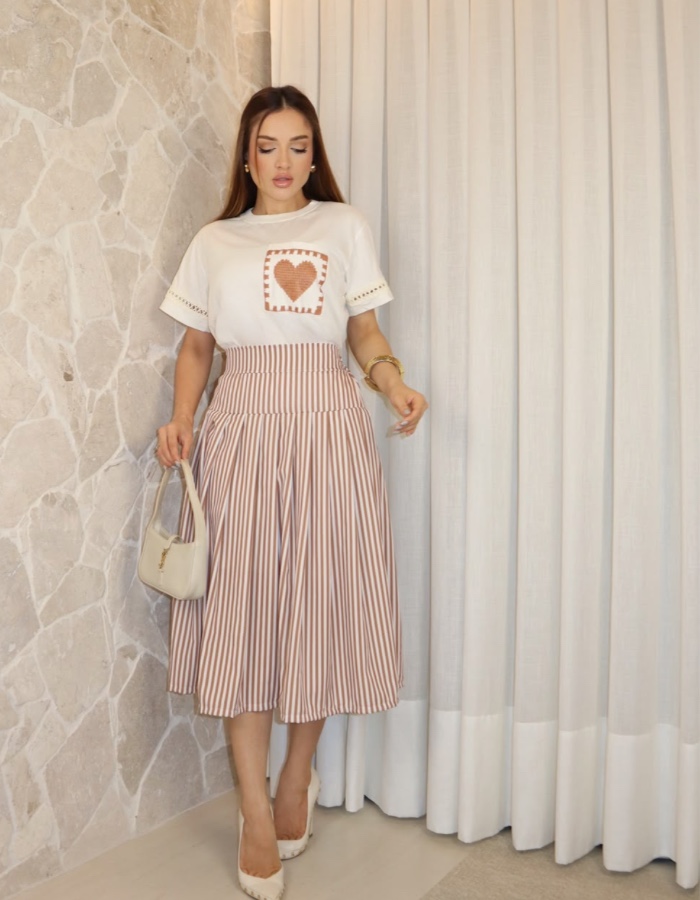CONJUNTO TEE CORAÇAO E SAIA DE LISTRAS