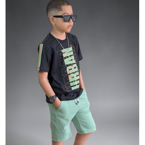Conjunto: bermuda sálvia+ camisa preta