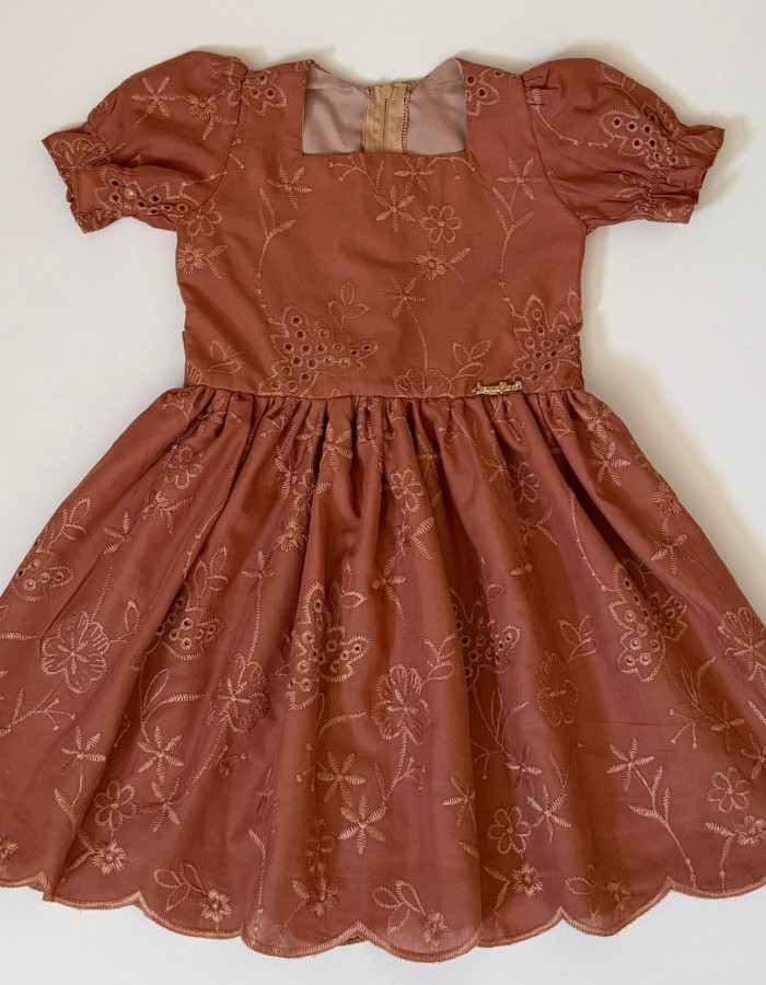 Vestido em Cambraia com manga