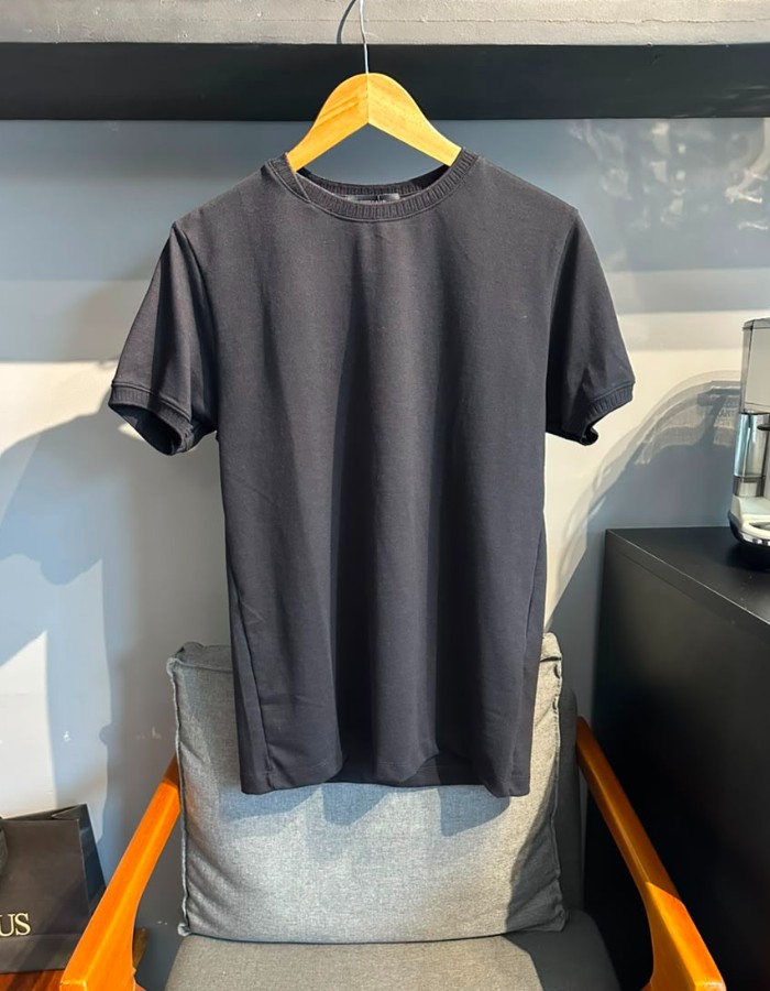 T SHIRT GOLA CRUZADA PRETO