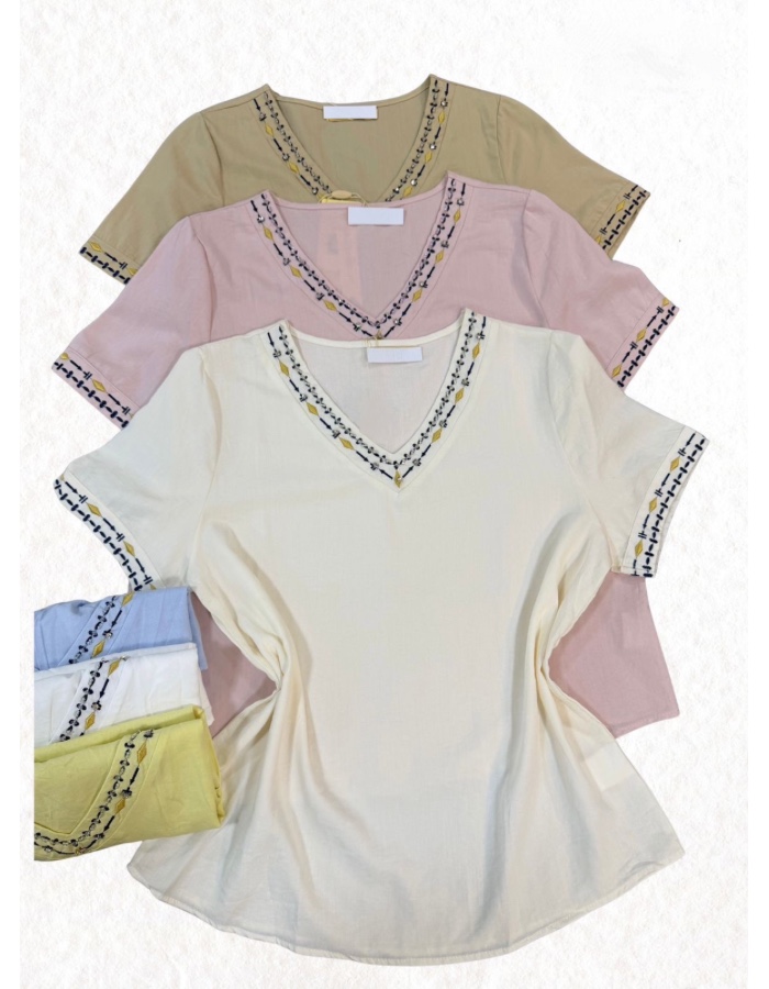 Blusa com bordado e pedraria 