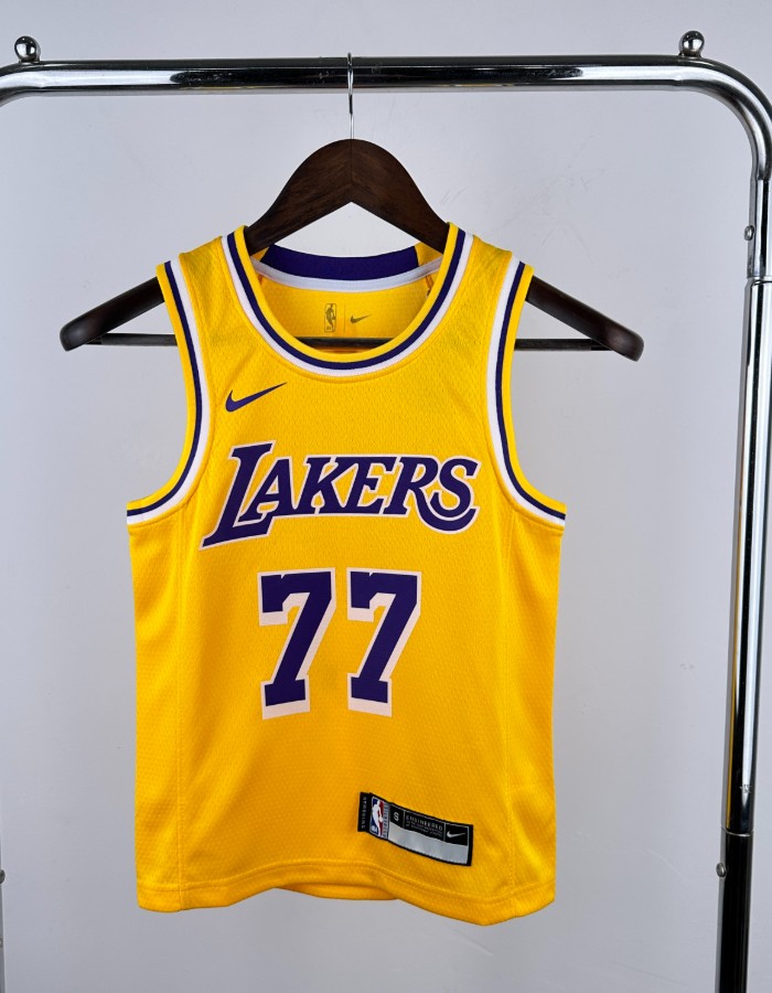 LAKERS 25/77 Dončić