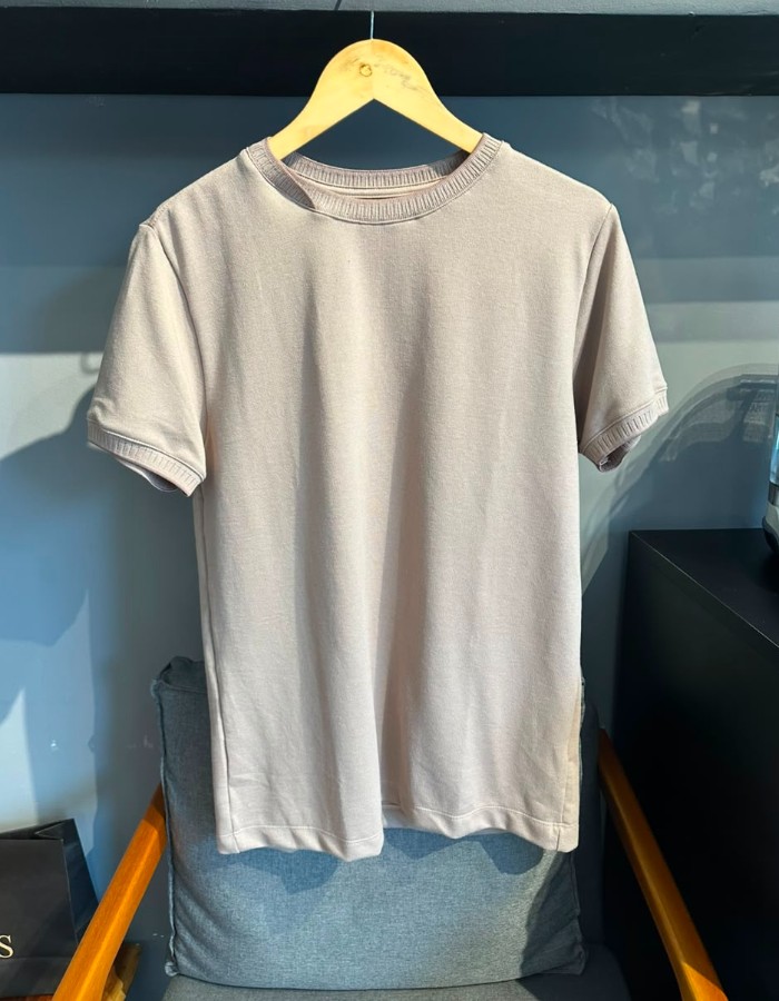 T SHIRT GOLA CRUZADA BEGE ESCURO