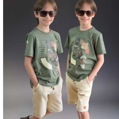 Camisa verde com bermuda bege