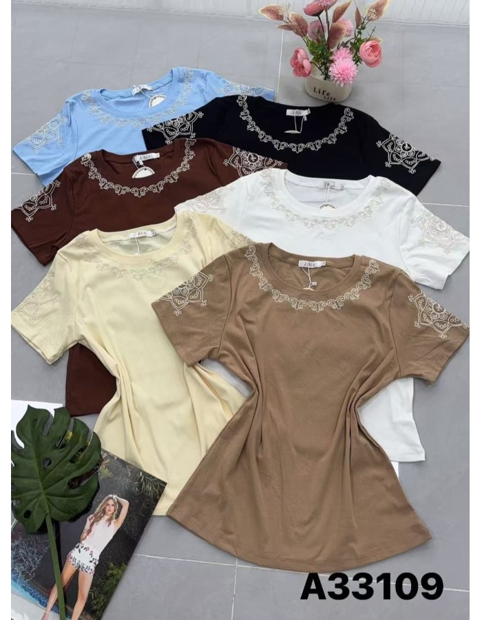 T-SHIRT DE ALGODÃO COM ELASTANO COM BORDADO NA MANGA E GOLA 