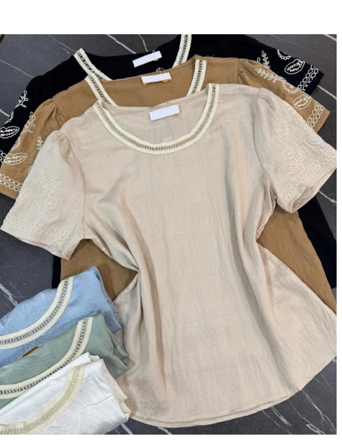 Blusa com detalhes na gola e bordado na manga 