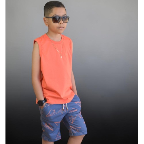 Regata laranja com bermuda azul