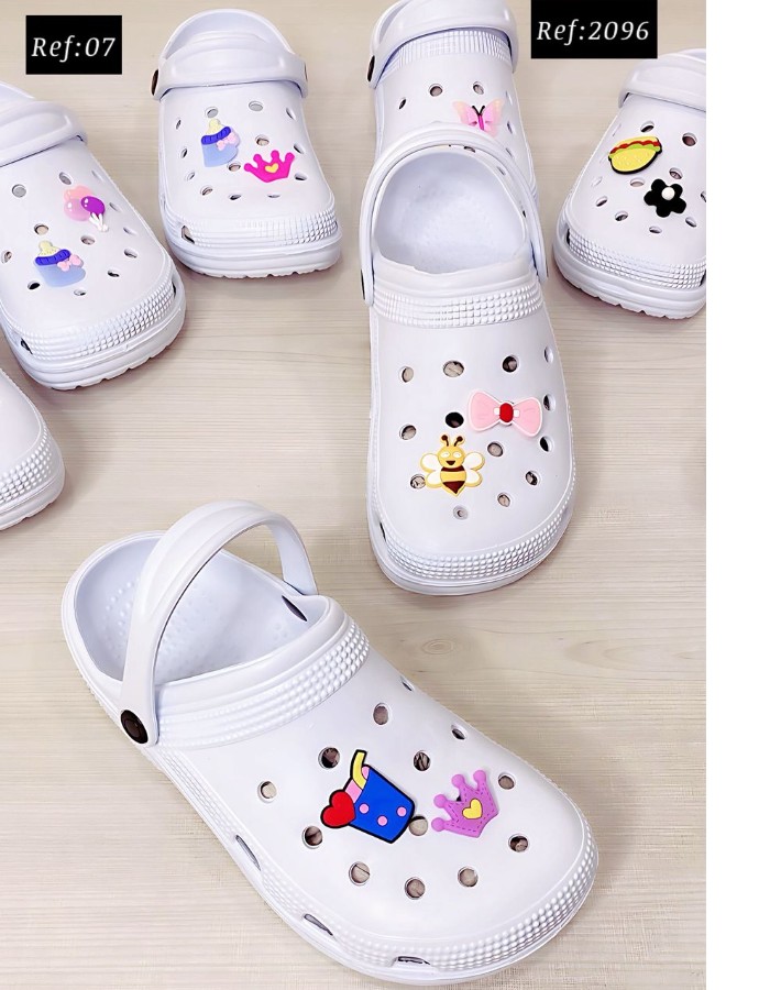 CROCS COM ENFEITE