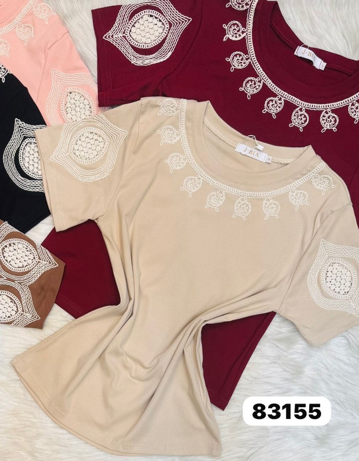 T-SHIRT ALGODÃO COM ELASTANO COM BORDADO,DETALHE VASADO NA MANGA 