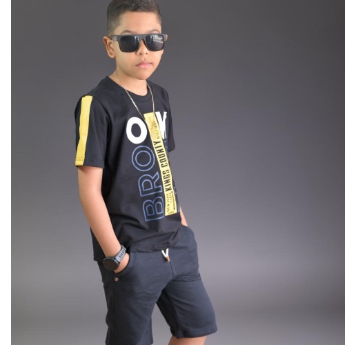 Camisa OK com bermuda preta