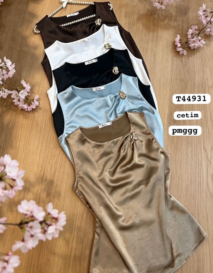 BLUSA DE CETIM C/ DETALHE DE FIVELINHA