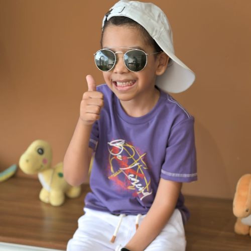 Camisa estampada LILÁS+ bermuda amarelas 