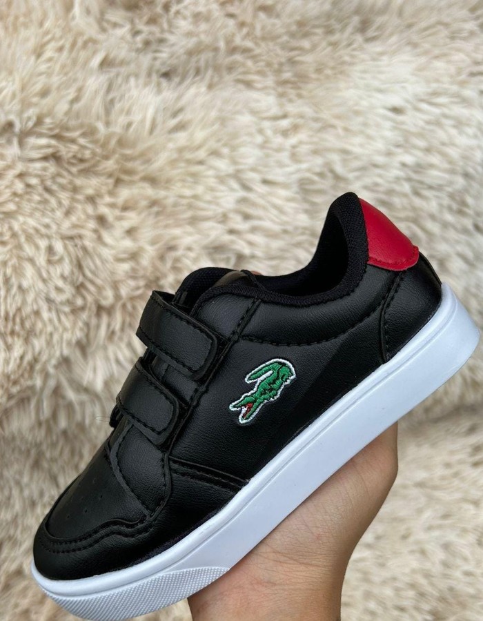 Tênis marca  Lacoste
