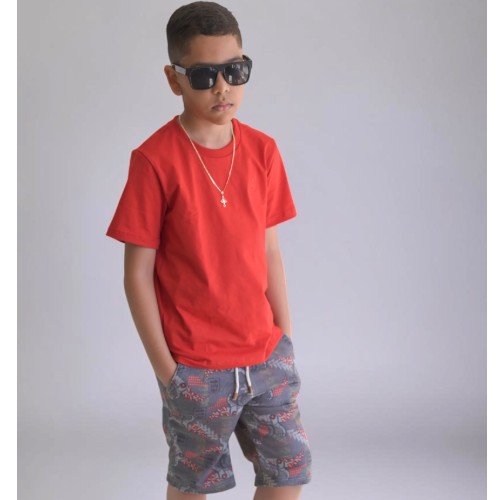 Conjunto: bermuda escura com camisa vermelha 