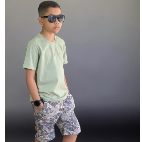 Bermuda folha seca com camisa verde 