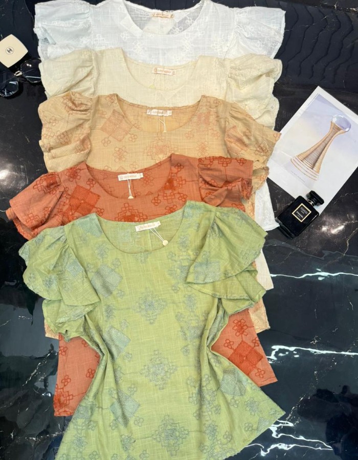 BLUSA TECIDO TRABALHADO COM BABADO NA MANGA 