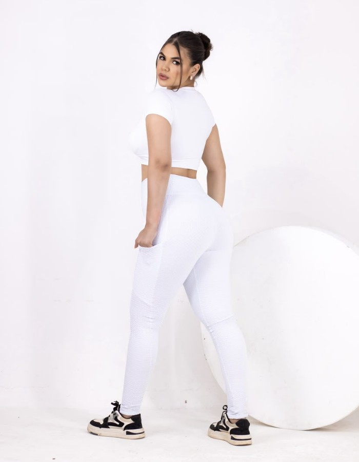 CALÇA BOLSO LATERAL STYLE EM BROCADO