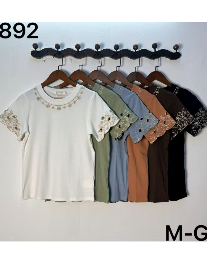 T-SHIRT C/ DETALHE NA MANGA E NO PESCOÇO