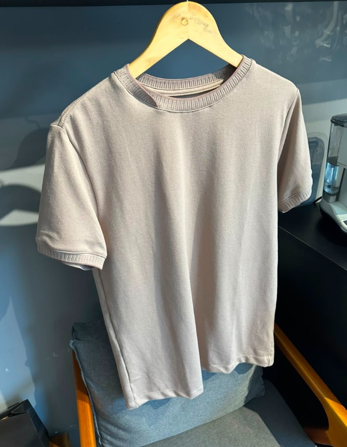 Produto t-shirt-gola-cruzada-bege-escuro 1