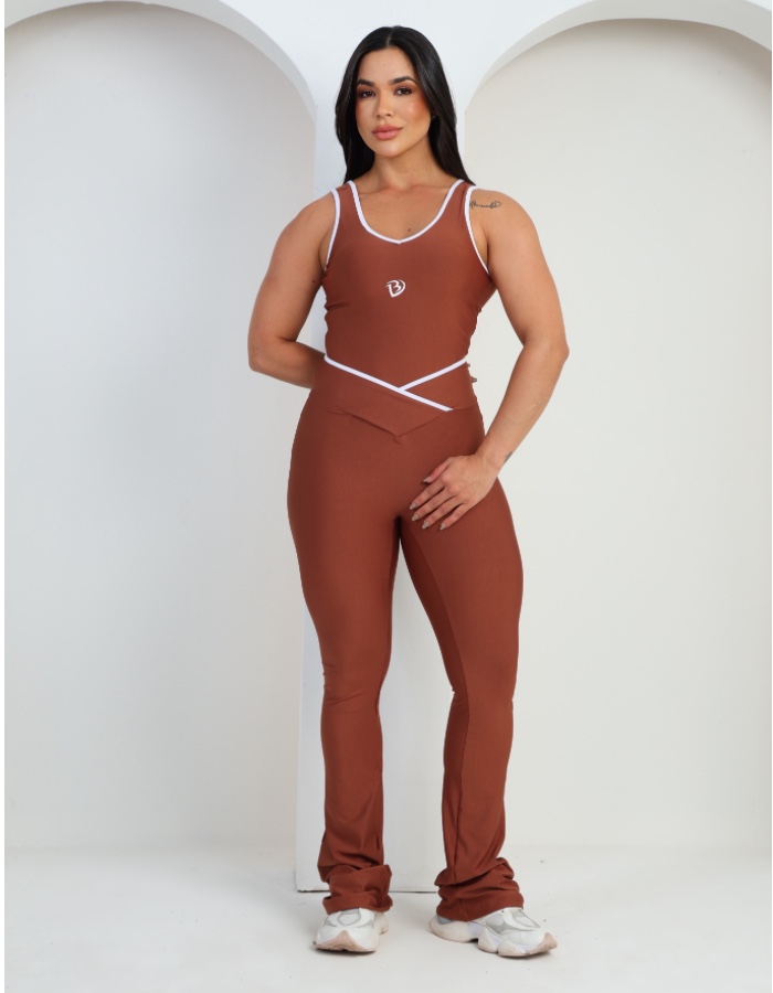 Conjunto blusa e calça flare com detalhes de vies 
