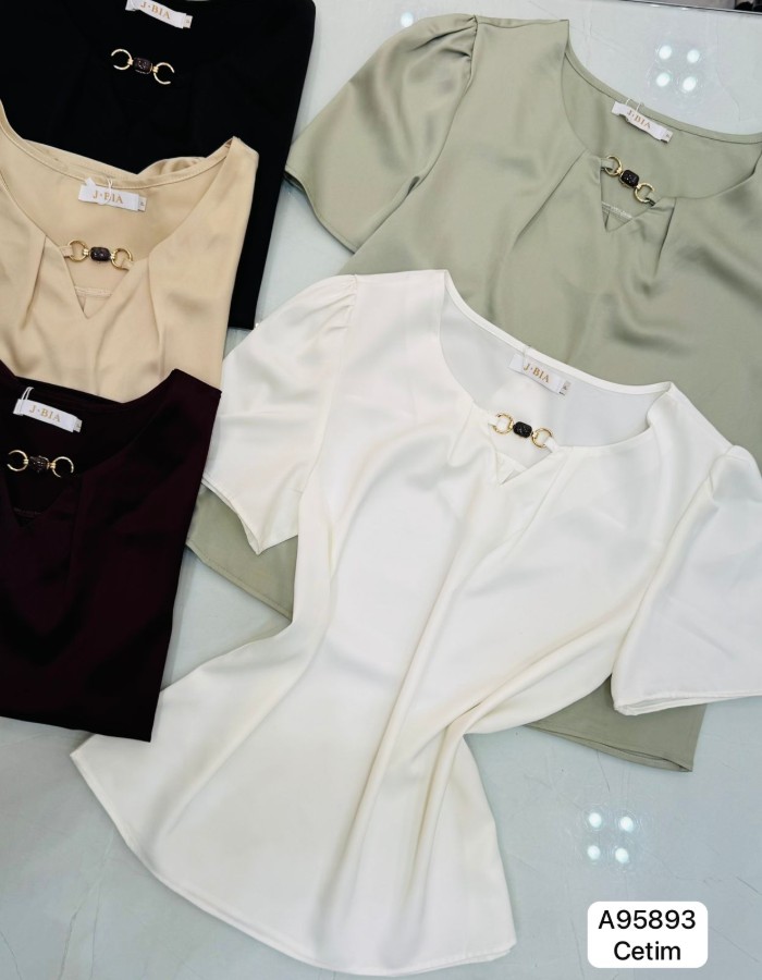 BLUSA DE CETIM C/ DETALHE NO PESCOÇO