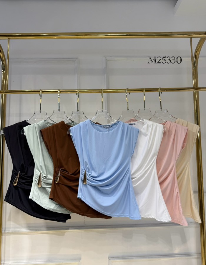 t-shirt drapeada c/ detalhe de fivela