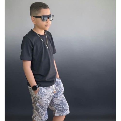 Bermuda folha seca com camisa preta