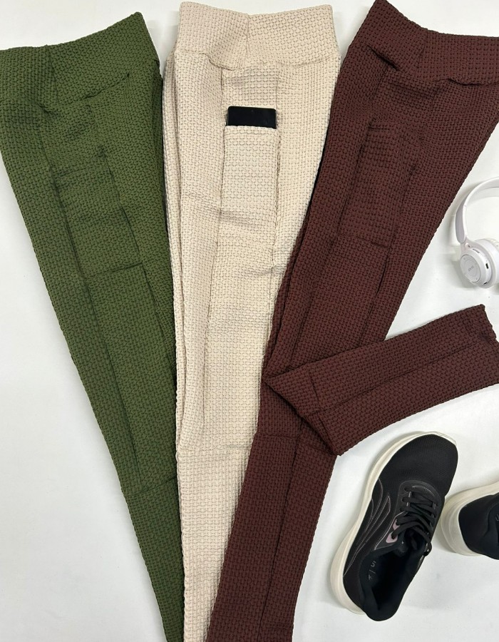 CALÇA BOLSO LATERAL STYLE BROCADO