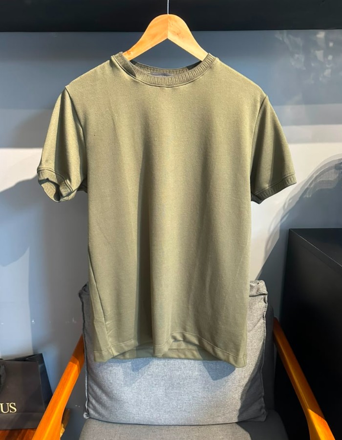 T SHIRT GOLA CRUZADA VERDE MUSGO
