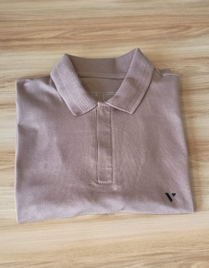 CAMISA GOLA POLO ZIPER SUEDINE BEGE MÉDIO