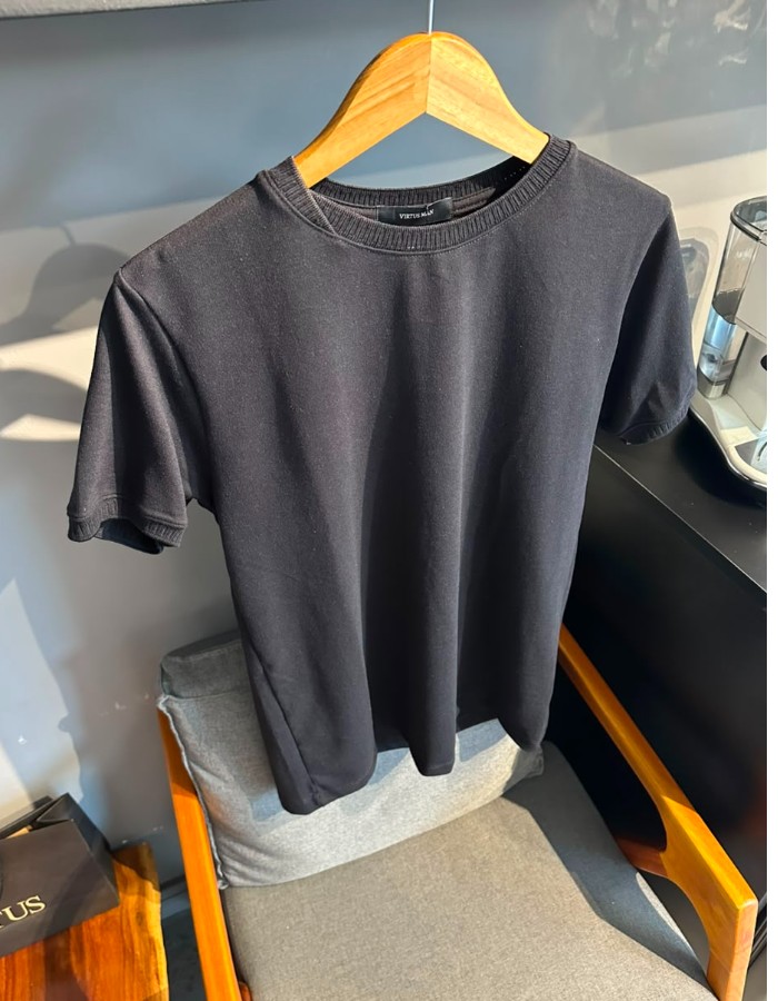 Produto t-shirt-gola-cruzada-preto 1