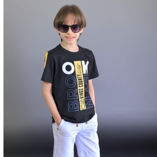 Camisa OK com bermuda branca 
