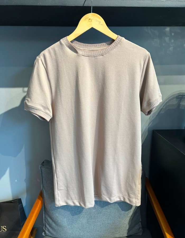Produto t-shirt-gola-cruzada-bege-escuro 2