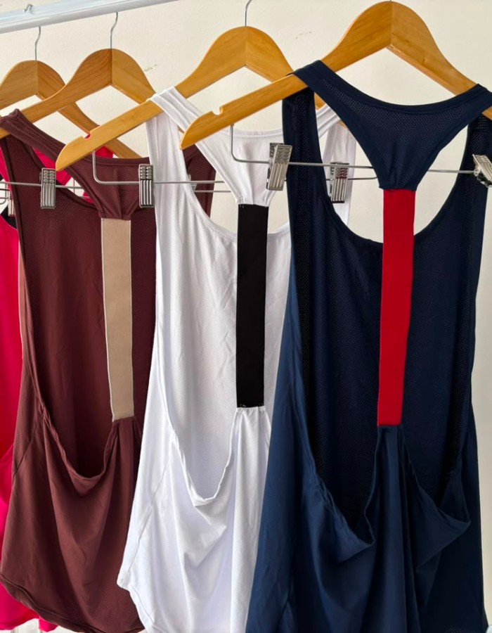 Blusa com detalhe de elástico nas costas (DRY FIT)