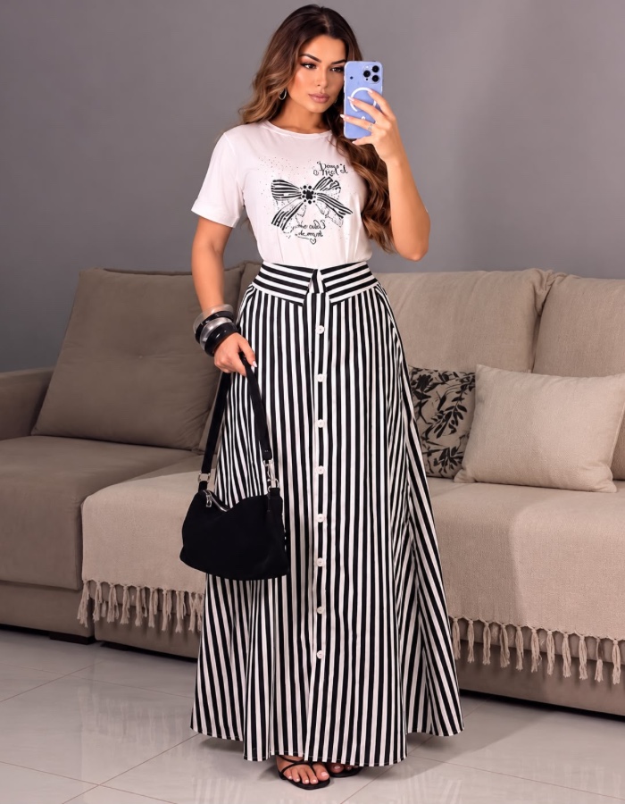 CONJUNTO TEE E SAIA EM LISTRAS