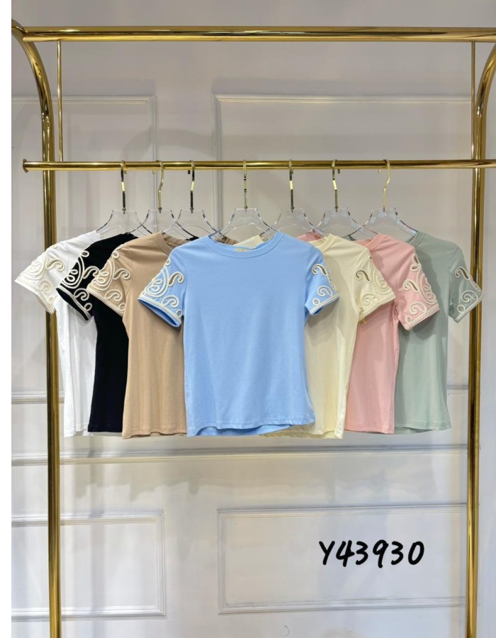 T-SHIRT DE ALGODÃO COM ELASTANO COM BORDADO NA MANGA 