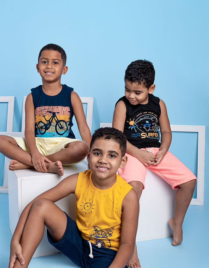 CONJUNTO REGATA ESTAMPADA E BERMUDA MOLETOM