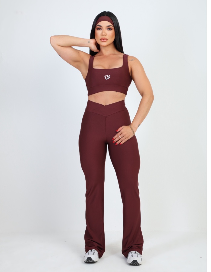 conjunto top, calça flare e faixa 