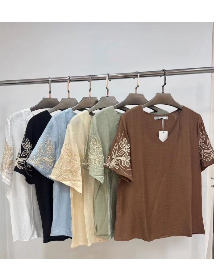 BLUSA  COM BORDADO NA MANGA 