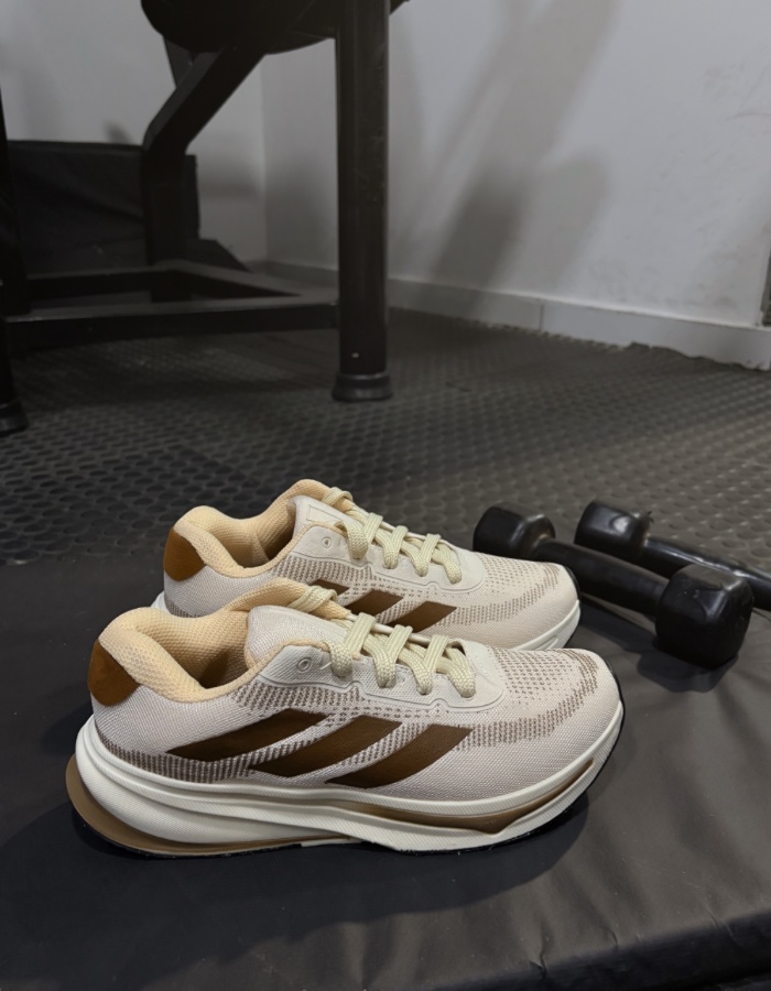 Tênis adidas caramelo com off.