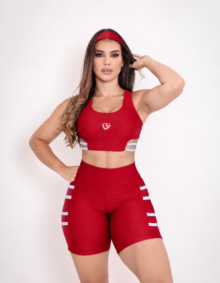 Conjunto top e short com detalhes de viés e faixa