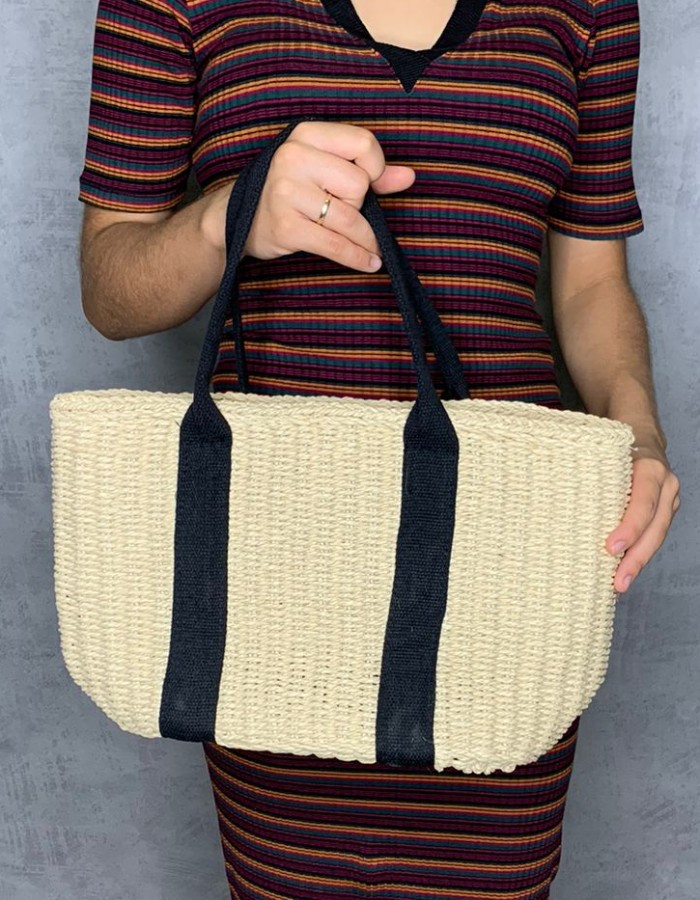 Bolsa de Palha com Alça de Tecido