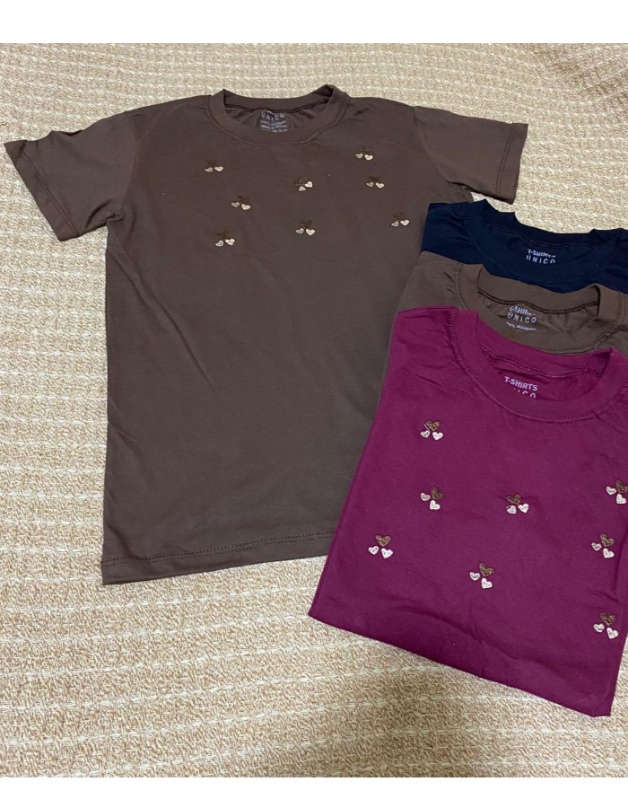 T-SHIRT C/ BORDADO DE CORAÇÃO