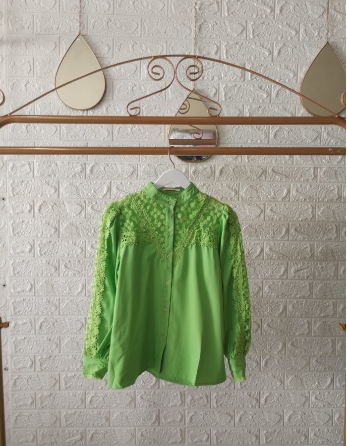 CAMISA COM DETALHE DE RENDA
