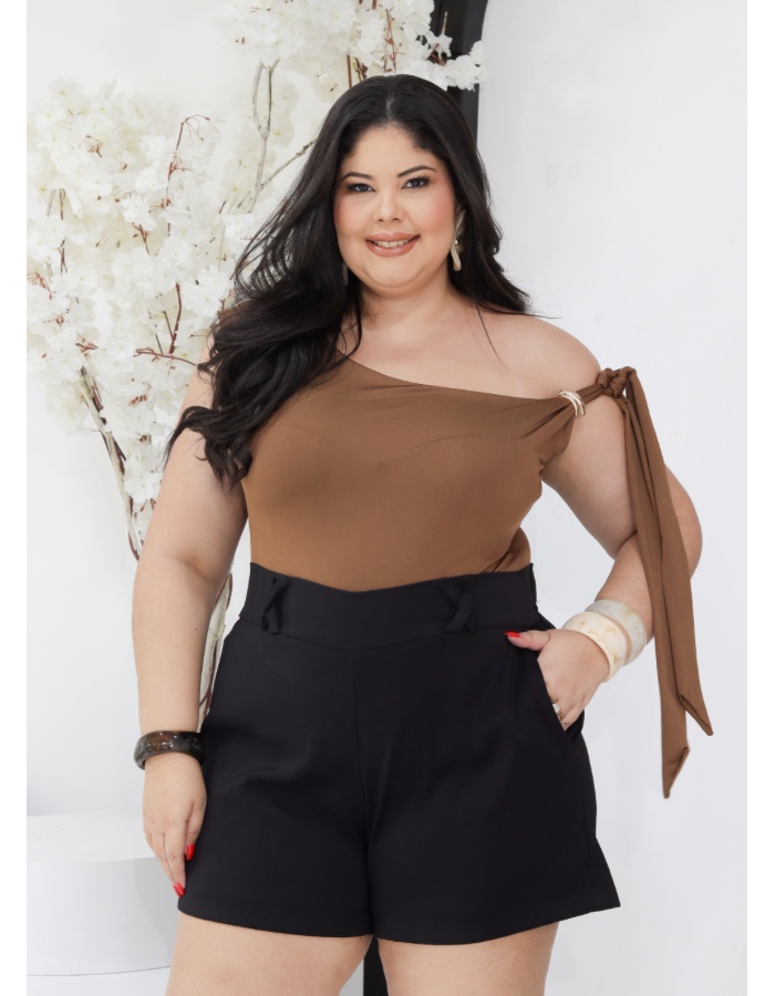 Blusa amarração e fivela de metal