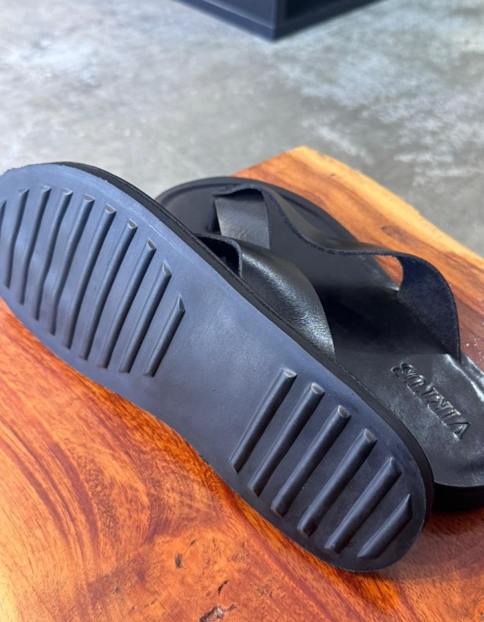 Produto sandalia-de-dedo-em-couro-100-preto 2
