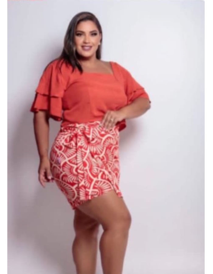 Cropped c/ detalhe em duas mangas 