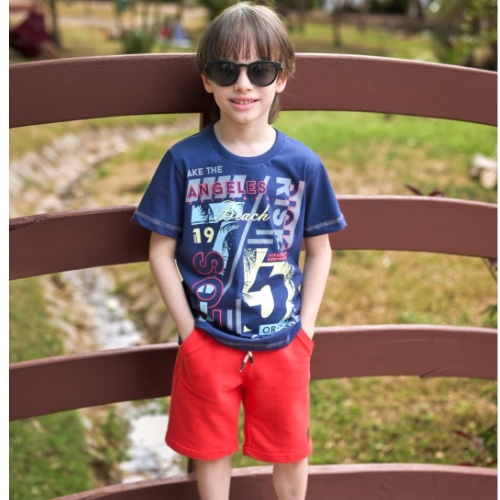 Camisa estampada azul marinho+ bermuda vermelha